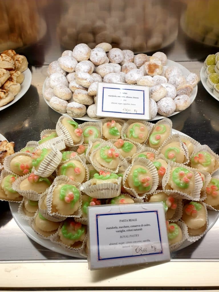 Sicilia - Dolci di mandorle a Erice