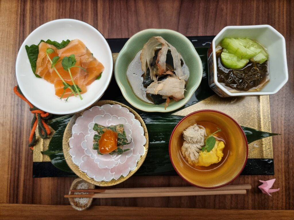 Una portata del menu Kàiseki