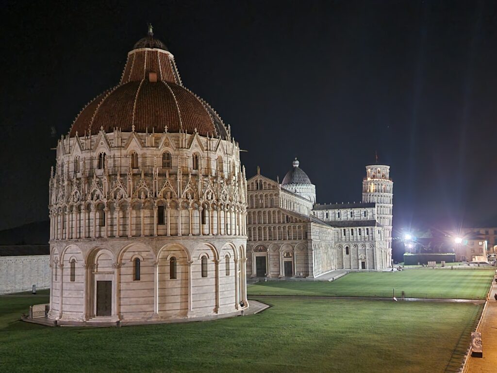 Piazza dei Miracoli dalle mura di Pisa