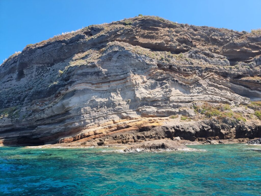 Il giro di Ventotene in barca e la stratificazione delle rocce