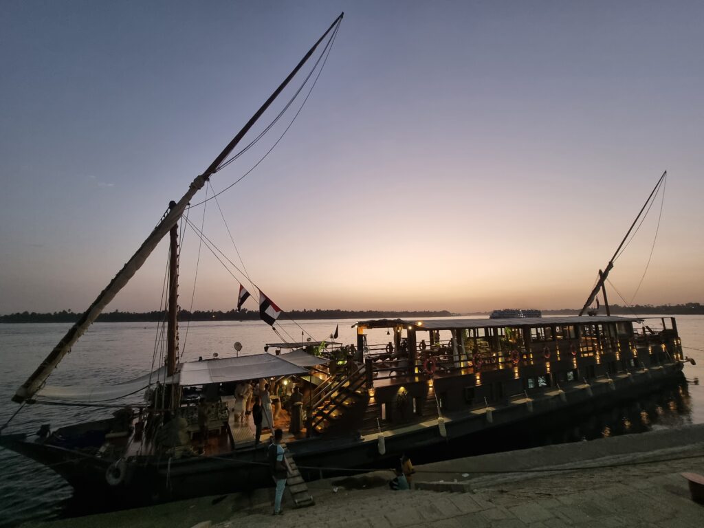 La Eyaru al tramonto sul Nilo