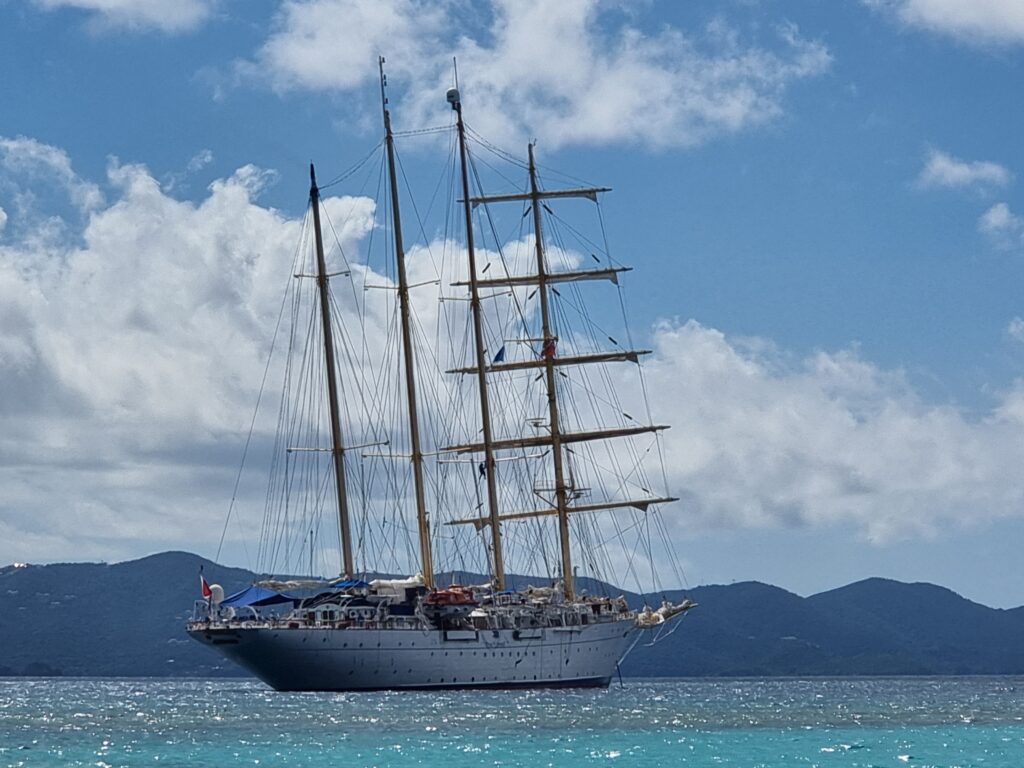 Il veliero Star Flyer in crociera al largo dei Caraibi