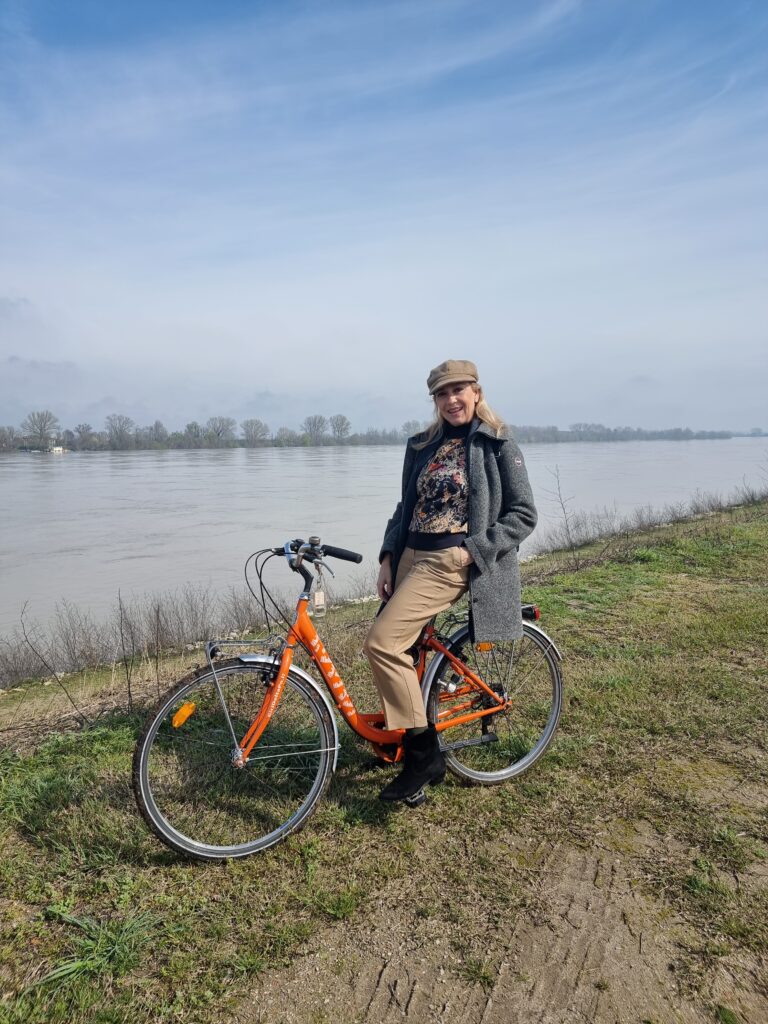 In bicicletta lungo la pista ciclabile sul Po