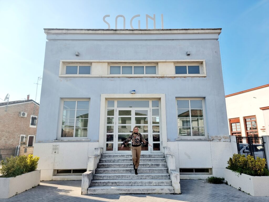 Il famoso edificio con la scritta "Sogni" a Tresigallo