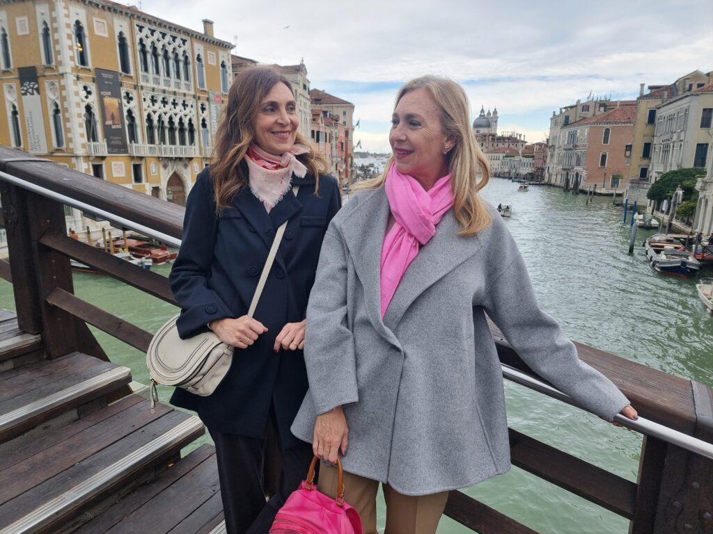 Sorelle su Marte sul Ponte dell'Accademia a Venezia