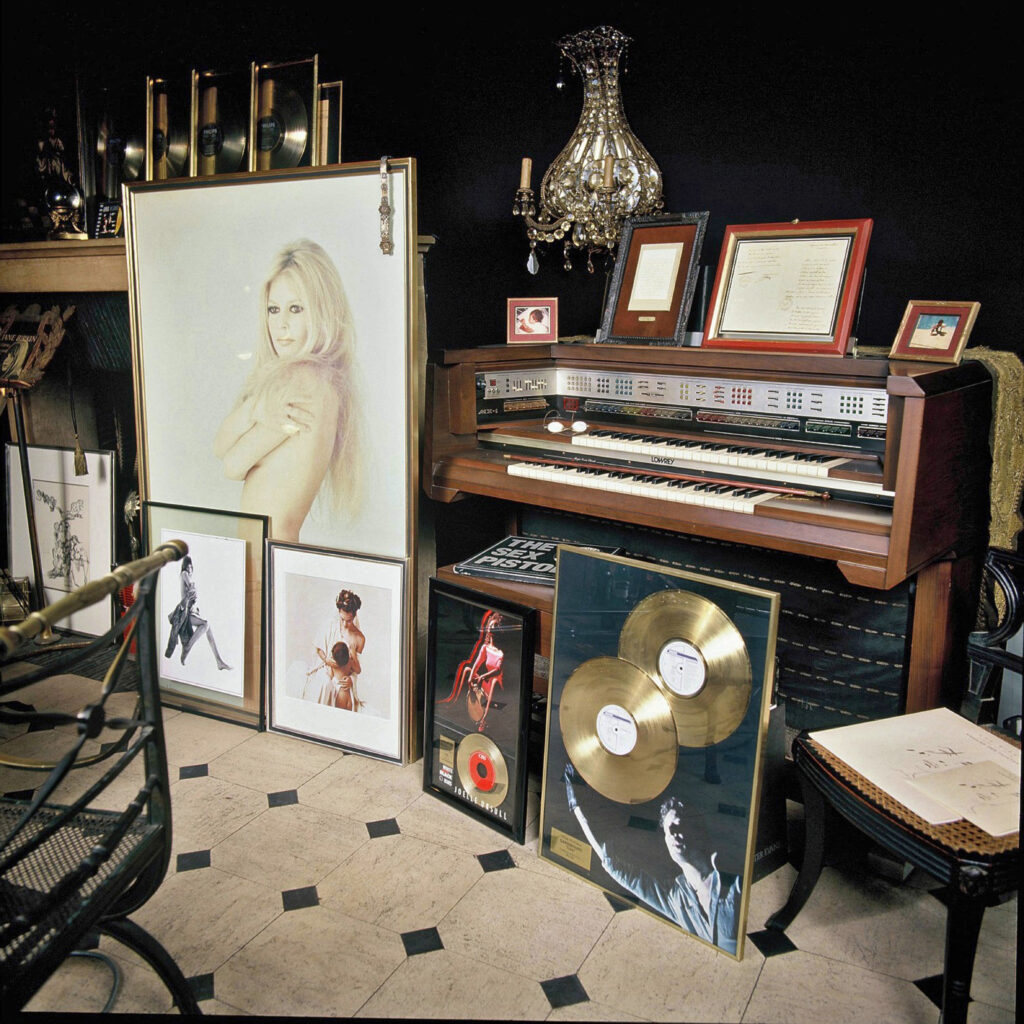Il salone della Maison Gainsbourg: credits D1-Salon-Droite-Cheminee-©Pierre-Terrasson-1991-