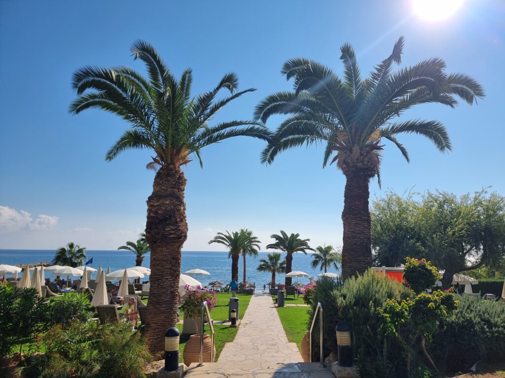 Il mare a novembre a Limassol: spiaggia dell'Hotel MedBeach