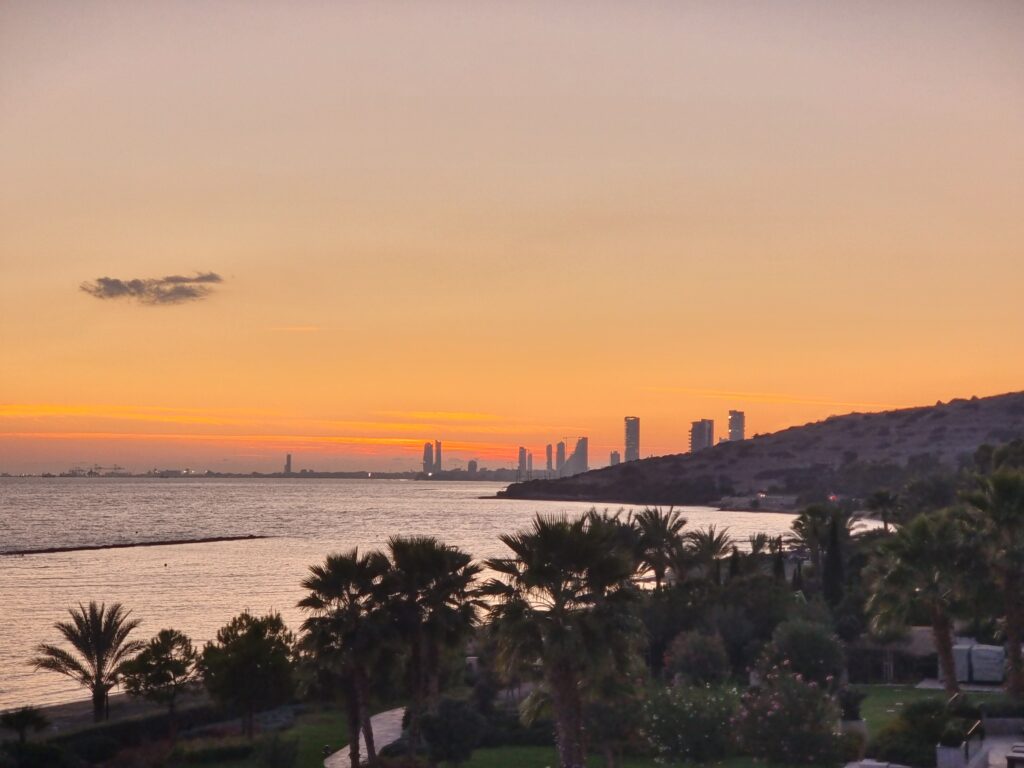Skyline di Limassol al tramonto dall'Amara Hotel