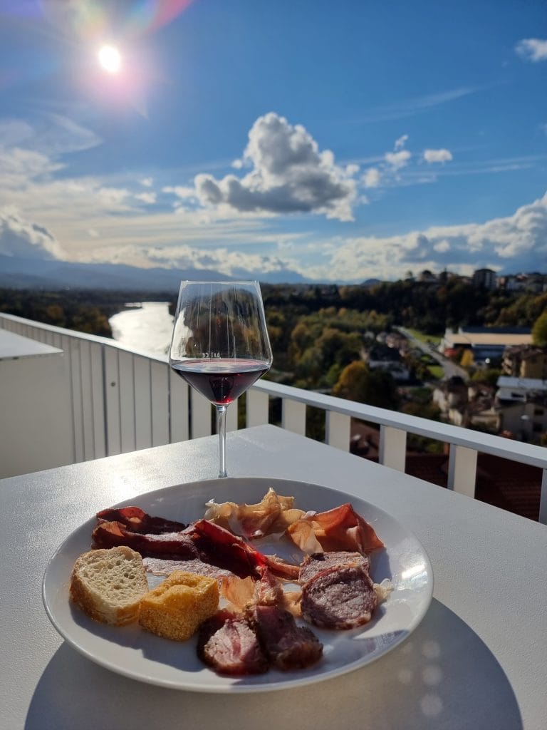 Belluno - Aperitivo all'Hotel Astor con vista sul Piave