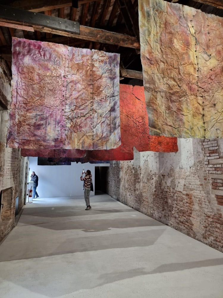 Le lenzuola colorate di Francesca Leone