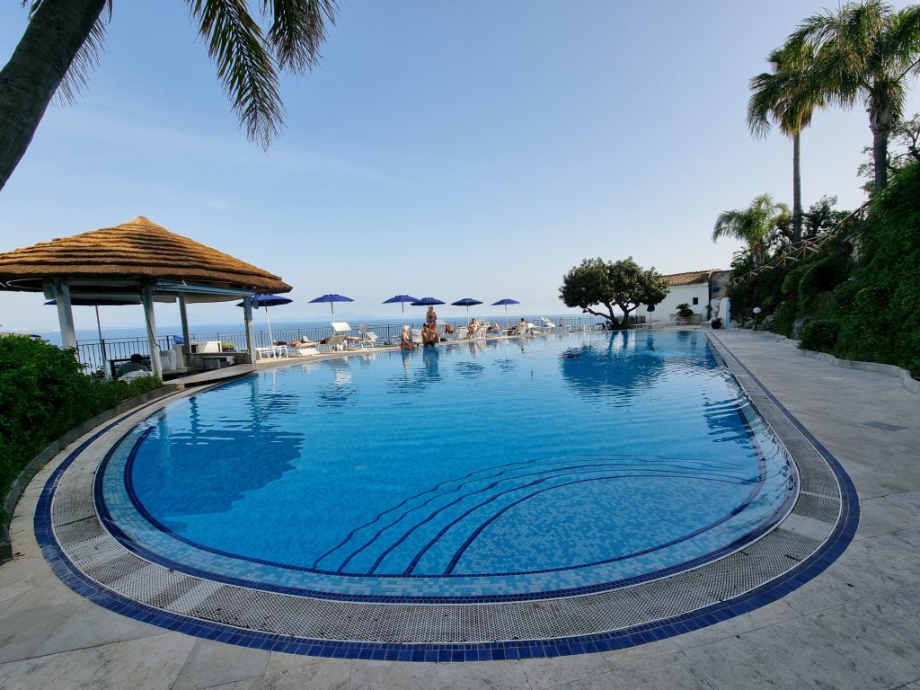 Vietri sul Mare - La piscina panoramica dell'Hotel Raito