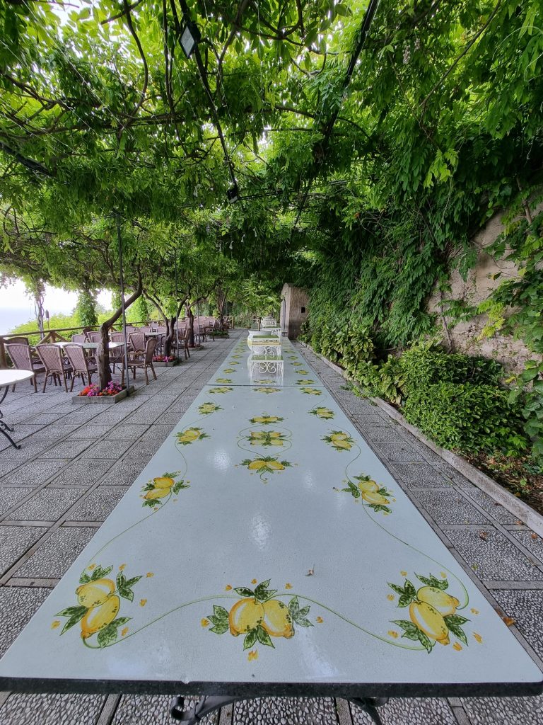 Vietri sul Mare - I tavoli dell'Hotel Raito