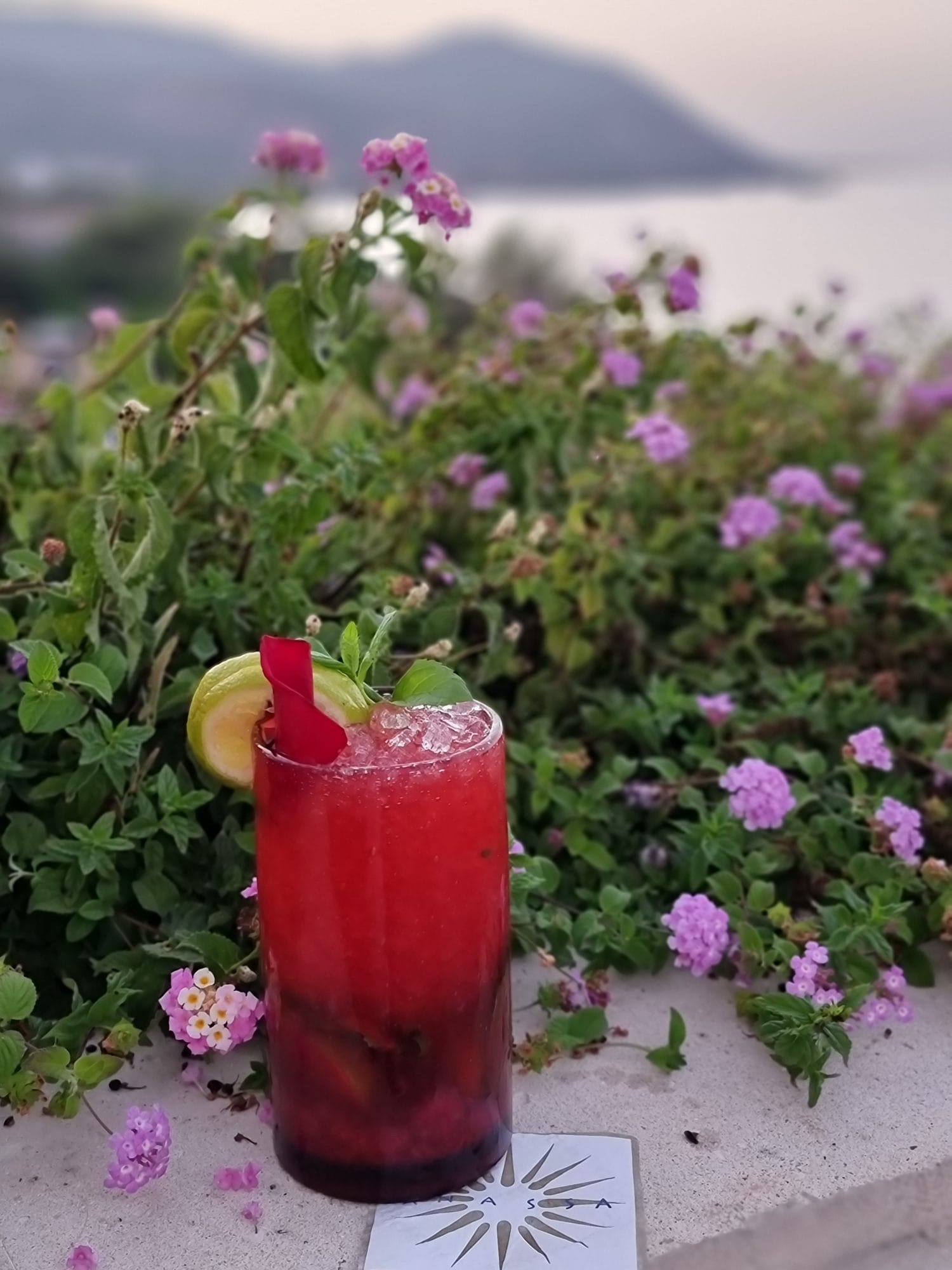 Il rose petal mojito dell'Anassa Hotel