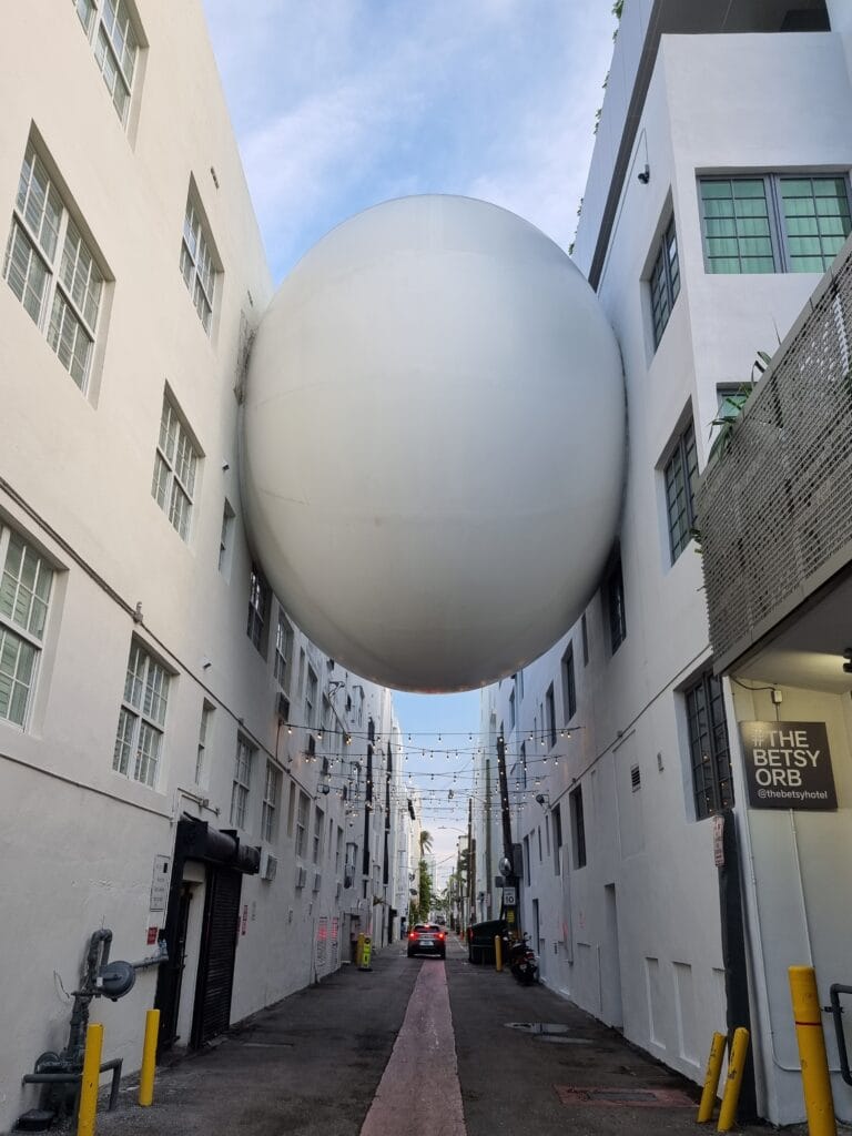 Il ponte a forma di uovo dell'Hotel Betsy a Miami Beach