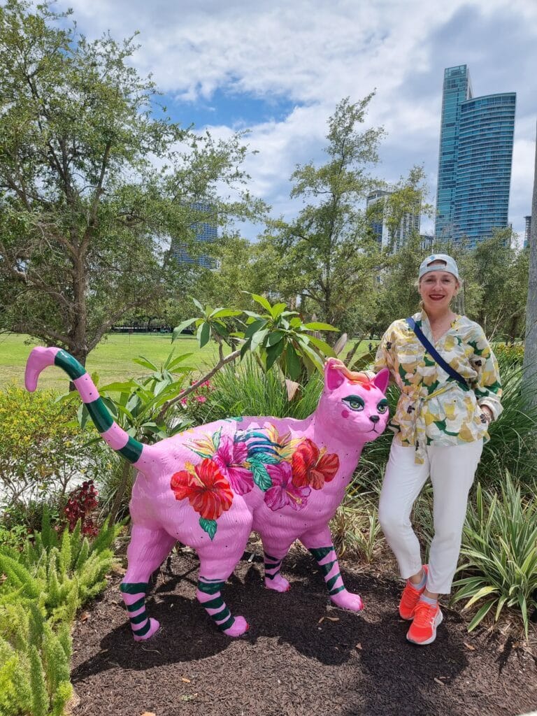 Sculture di cani e gatti nel giardino del Pérez Art Museum