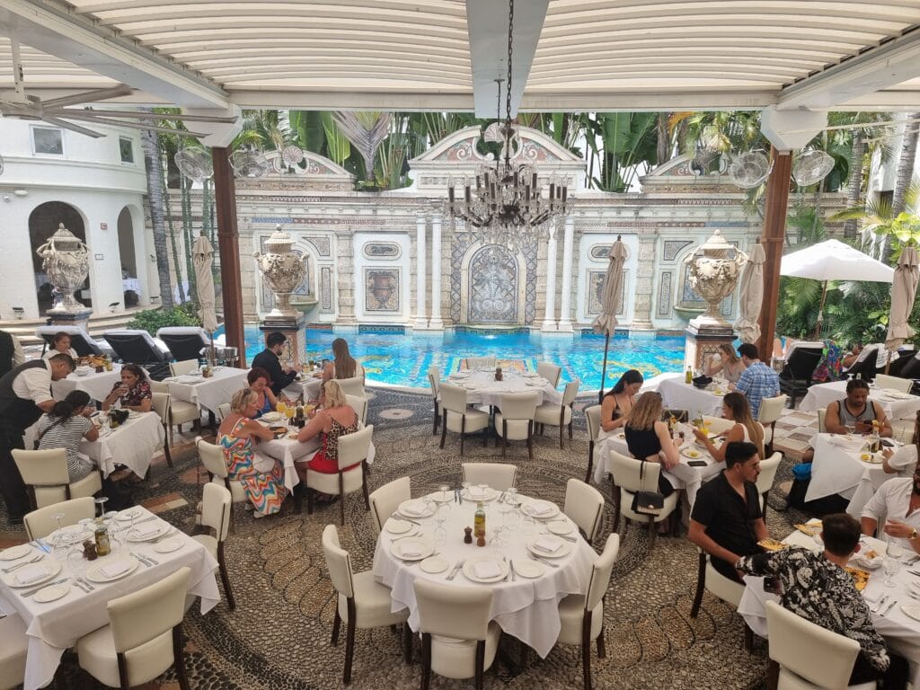 L'ex villa di Versace su Ocean Drive a Miami Beach diventata un ristorante