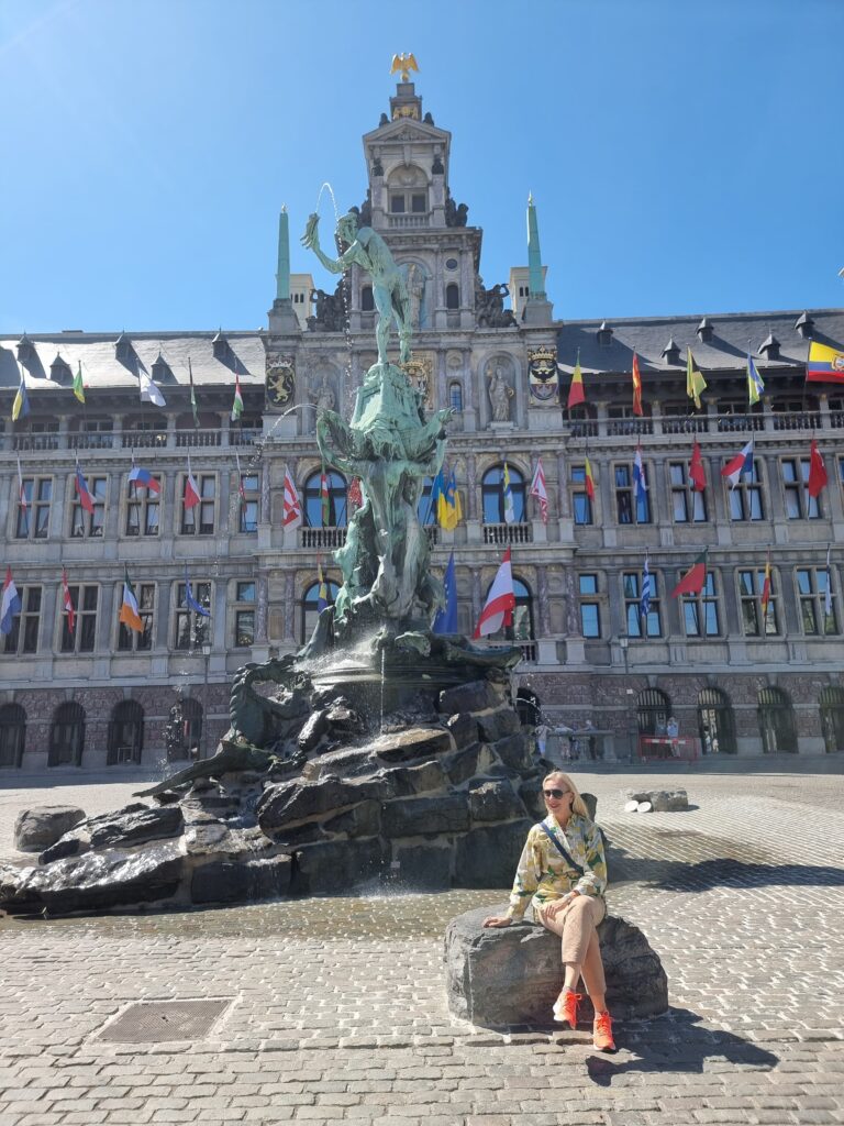 La fontana del Brabo nella piazza del Mercato simbolo di Anversa