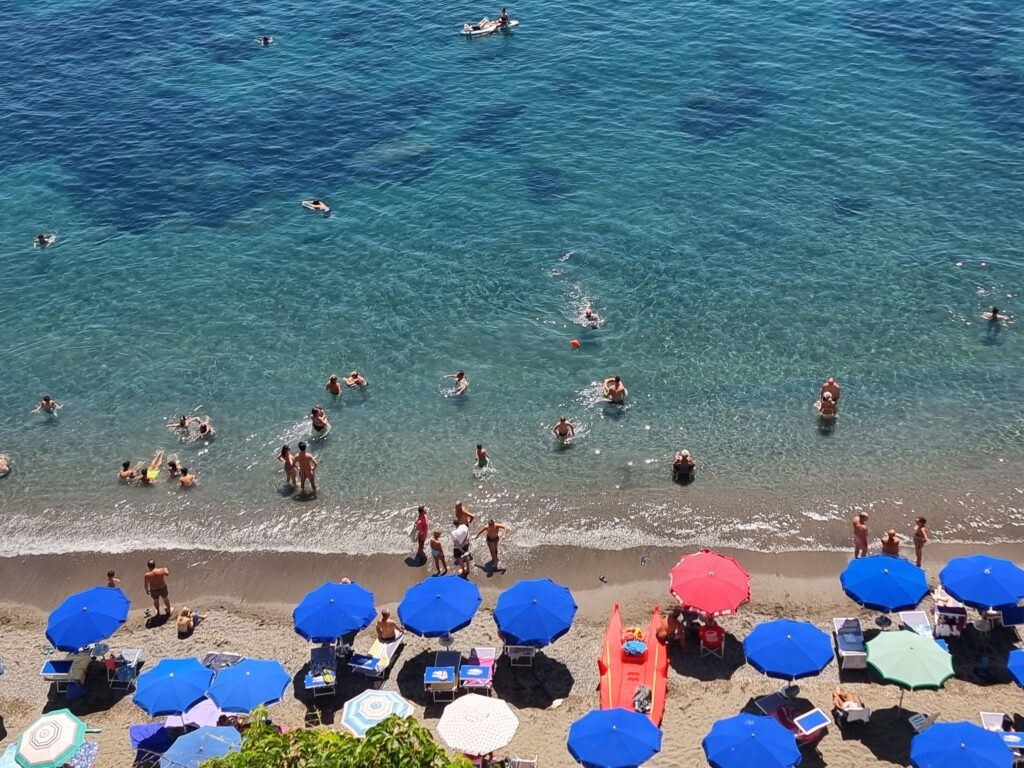 Ventotene: la spiaggia di sabbia di Cala Nave