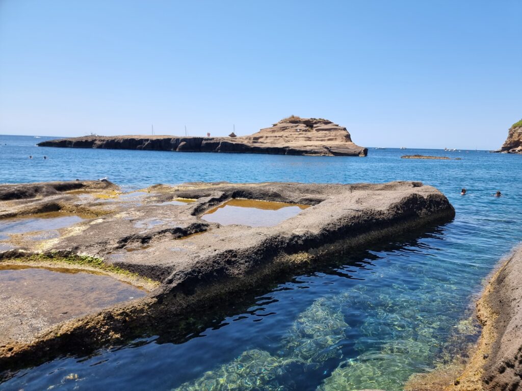 Ventotene: il lido del Faro sugli scogli