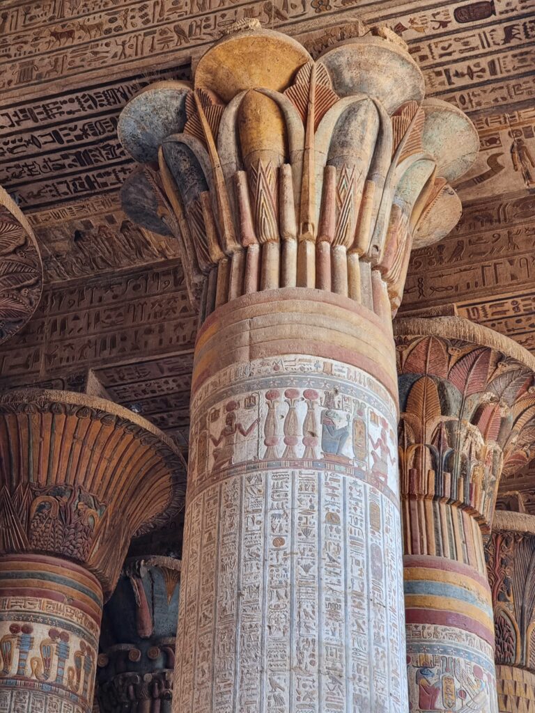 Le colonne affrescate del Tempio di Esna