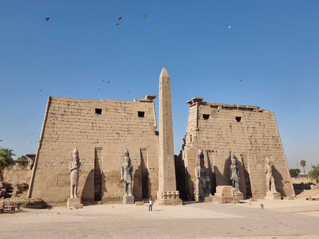 L'ingresso al Tempio di Luxor con l'obelisco mancante