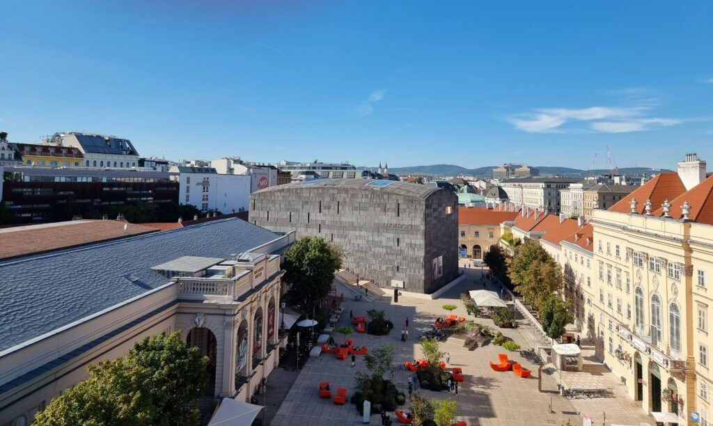 MuseumQuartier a Vienna, sullo sfondo il Mumok (Museo di Arte Contemporanea)