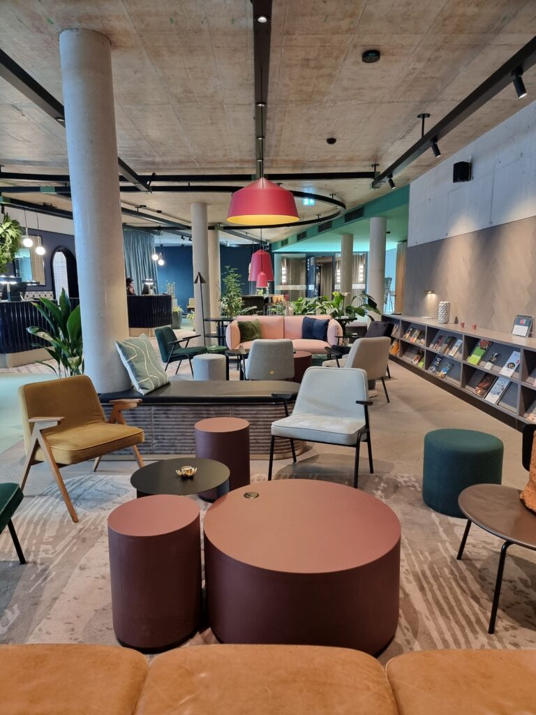 La lobby dell'Hotel Indigo a Vienna