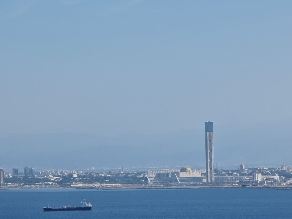 Algeri vista dal mare con il minareto della Grande Moschea moderna