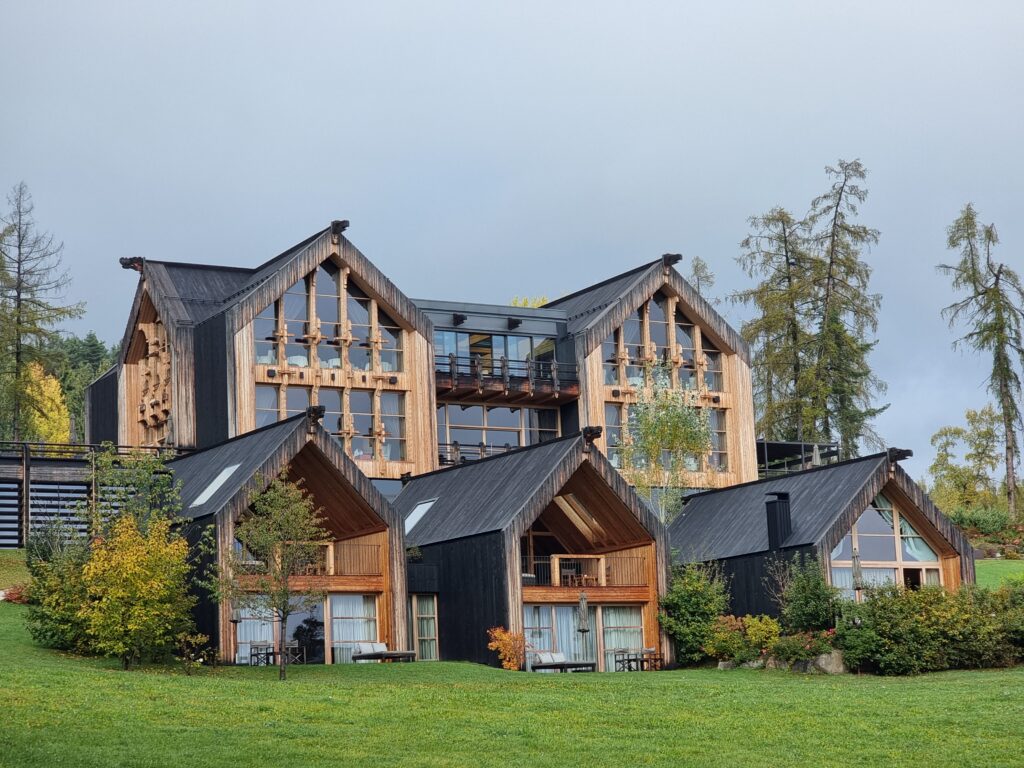 Il corpo centrale e gli chalet dell'Adler Ritten Lodge