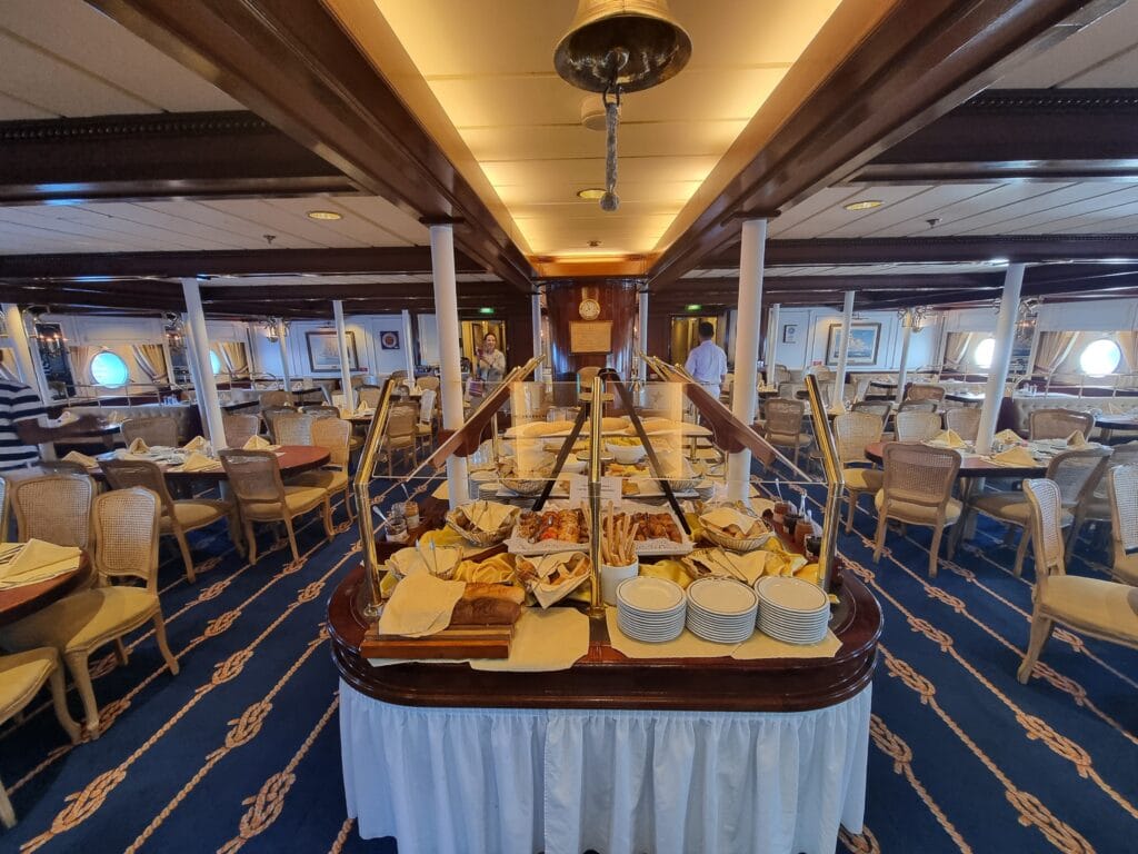 Star Flyer, buffet colazione nella dining room