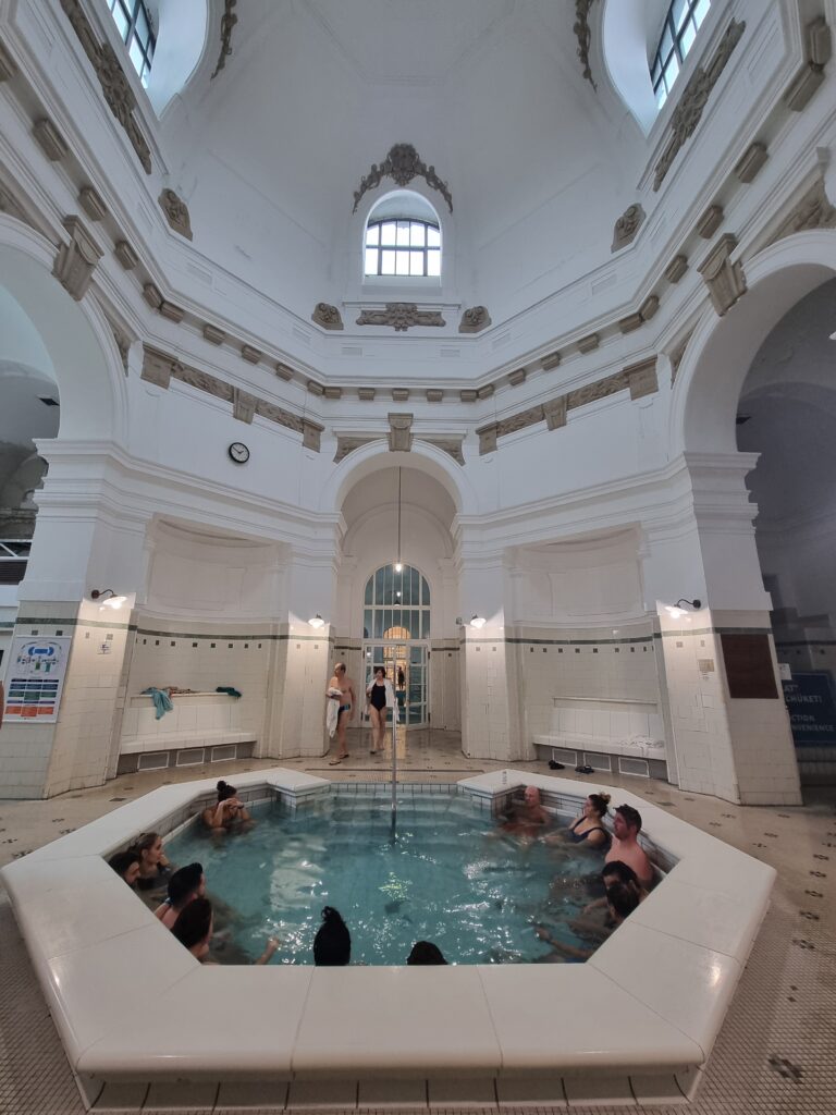 Bagni Széchenyi: una delle vasche termali interne