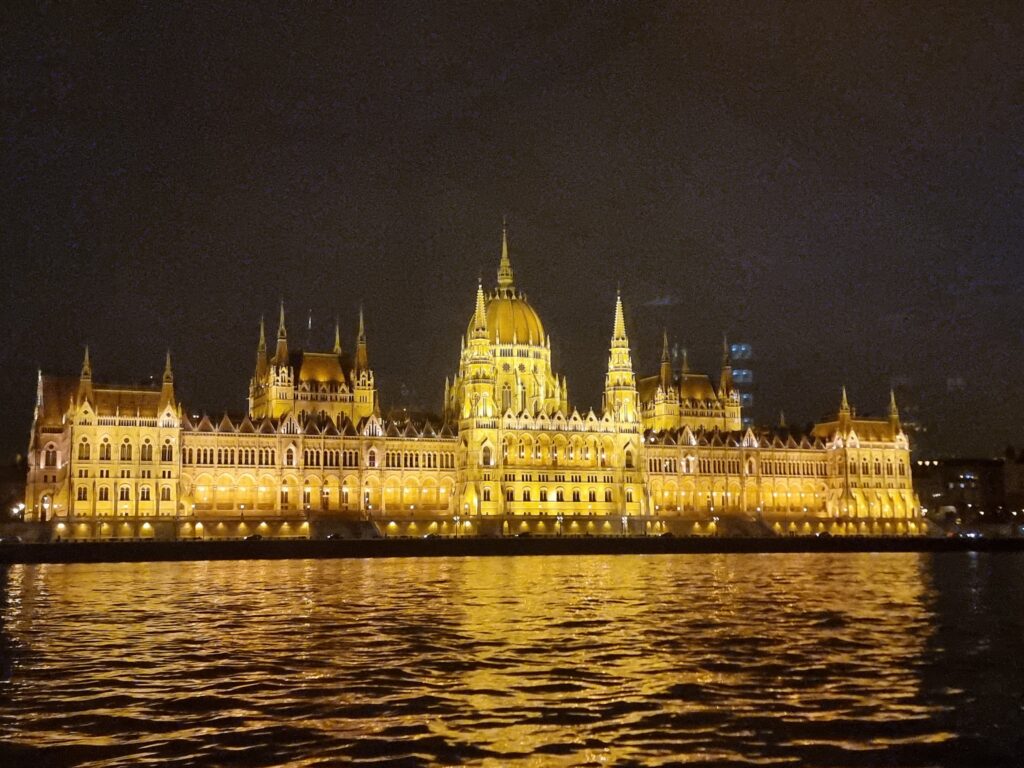 Budapest: Palazzo del Parlamento visto dal Danubio