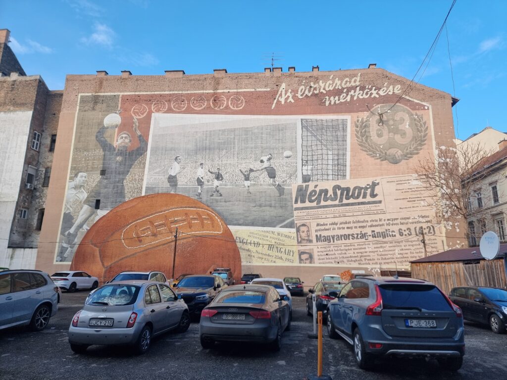 Budapest: il grande murale sulla nazionale di calcio ungherese