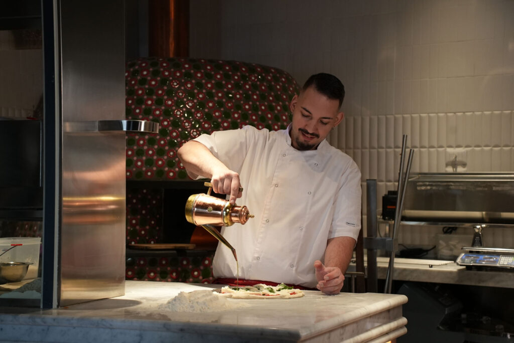 Preparazione della pizza da Vico con Ciro de Vincenzo