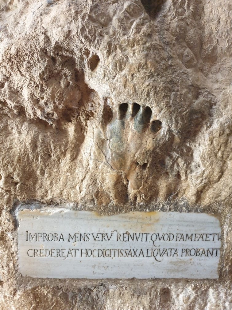 Gaeta: la Montagna Spaccata e impronta del Turco