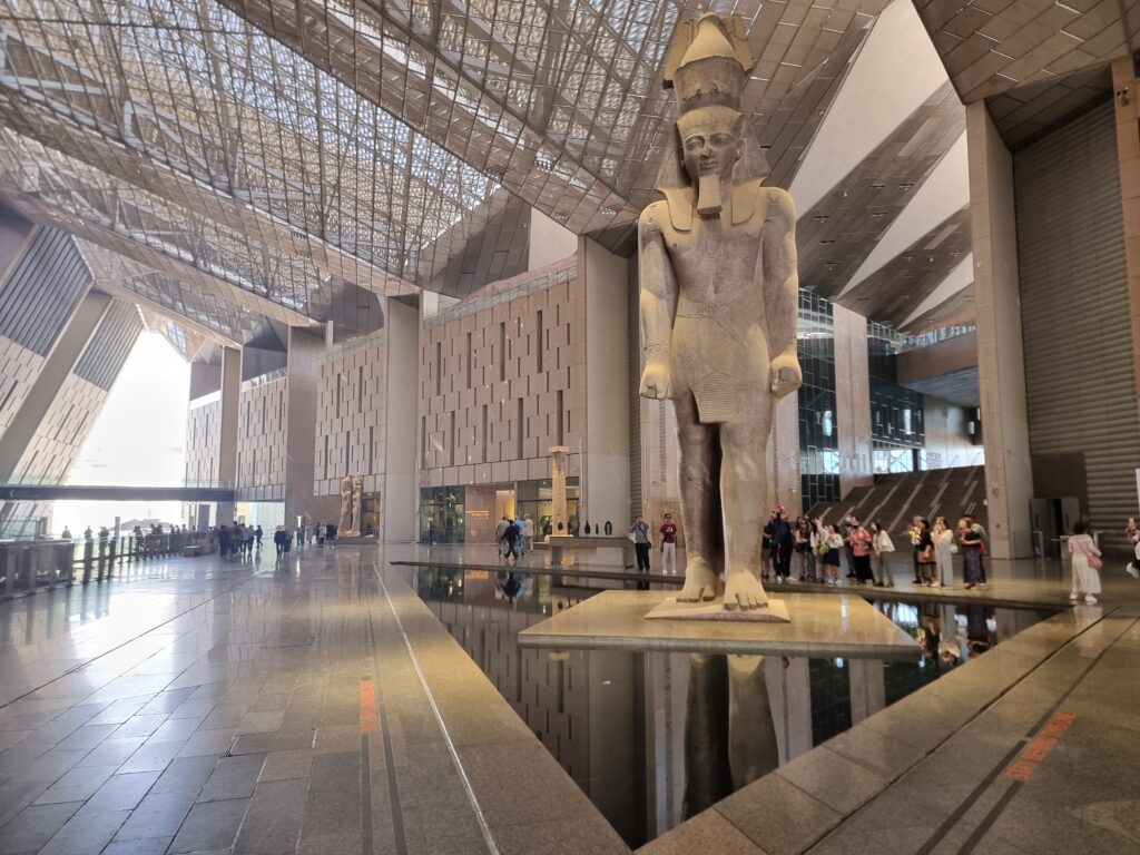 La grande hall del Grand Egyptian Museum con il colosso di Ramses