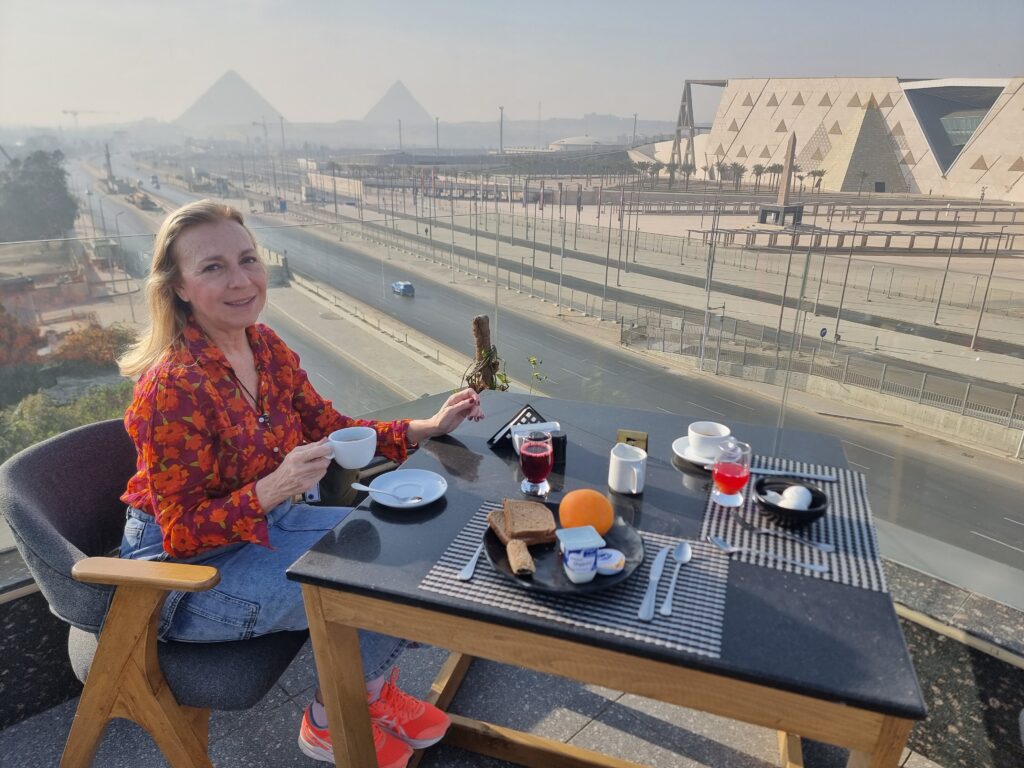 La terrazza del Royal Great Pyramid Inn con vista sulle Piramidi e il Gem