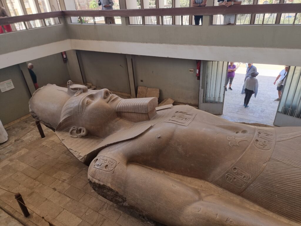 Il colosso di Ramses II reclinato a Memphi