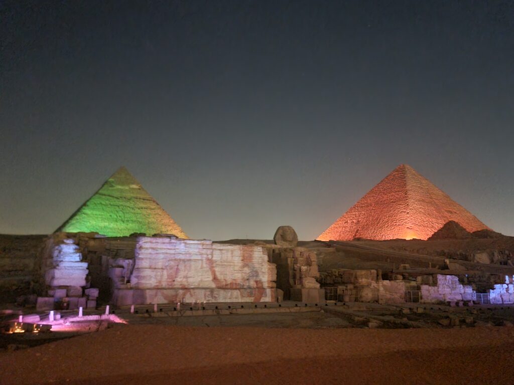 Lo spettacolo di luci alle Piramidi di Giza