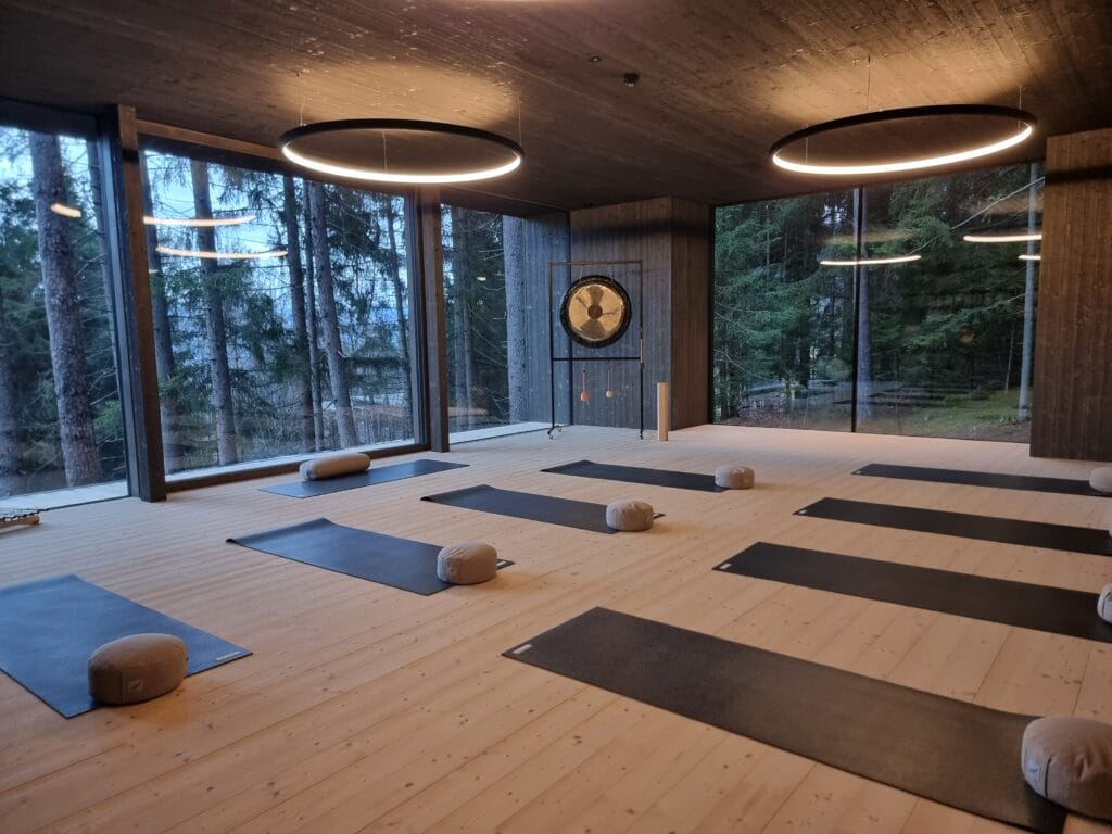Lo yoga pavilion immerso nel bosco
