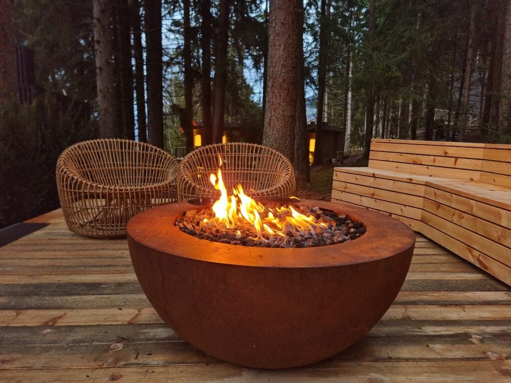 La zona Spa per adulti con il braciere nel bosco
