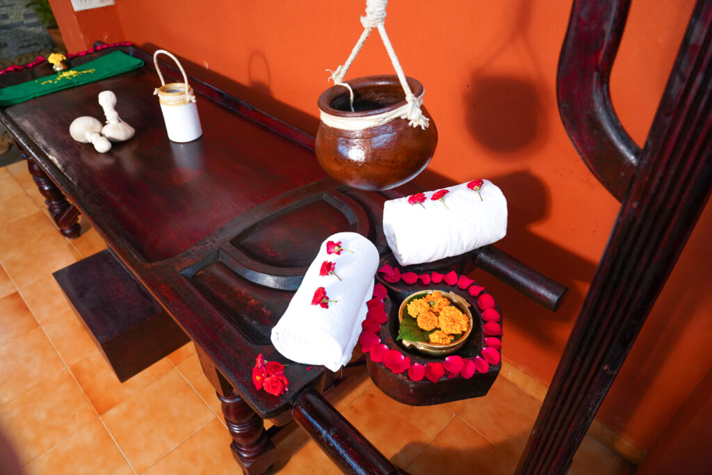 Il lettino di legno con gli attrezzi per i massaggi ayurvedici