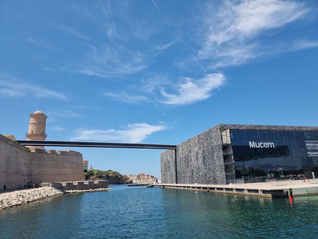 L'avveniristica passerella del Mucem a Marsiglia