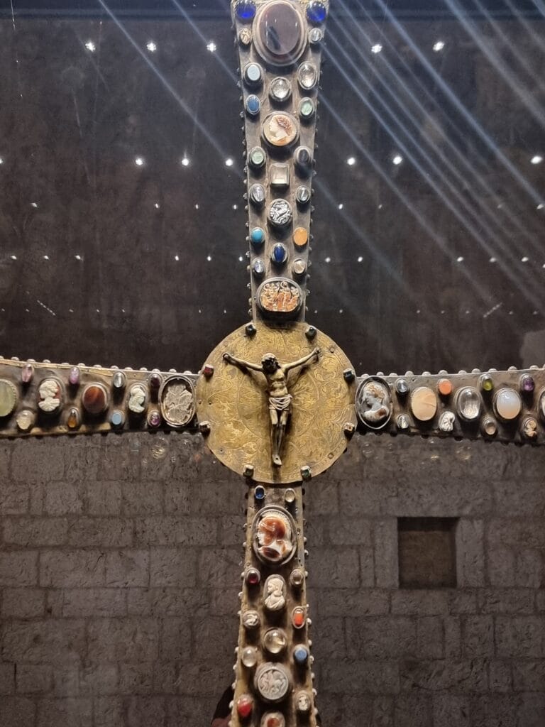 La Croce di Desiderio nella Chiesa di San Salvatore a Brescia