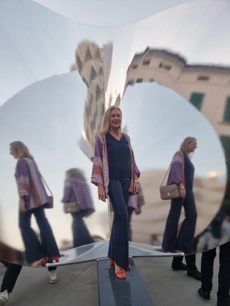 La facciata specchiata dell'opera Ex-stasis