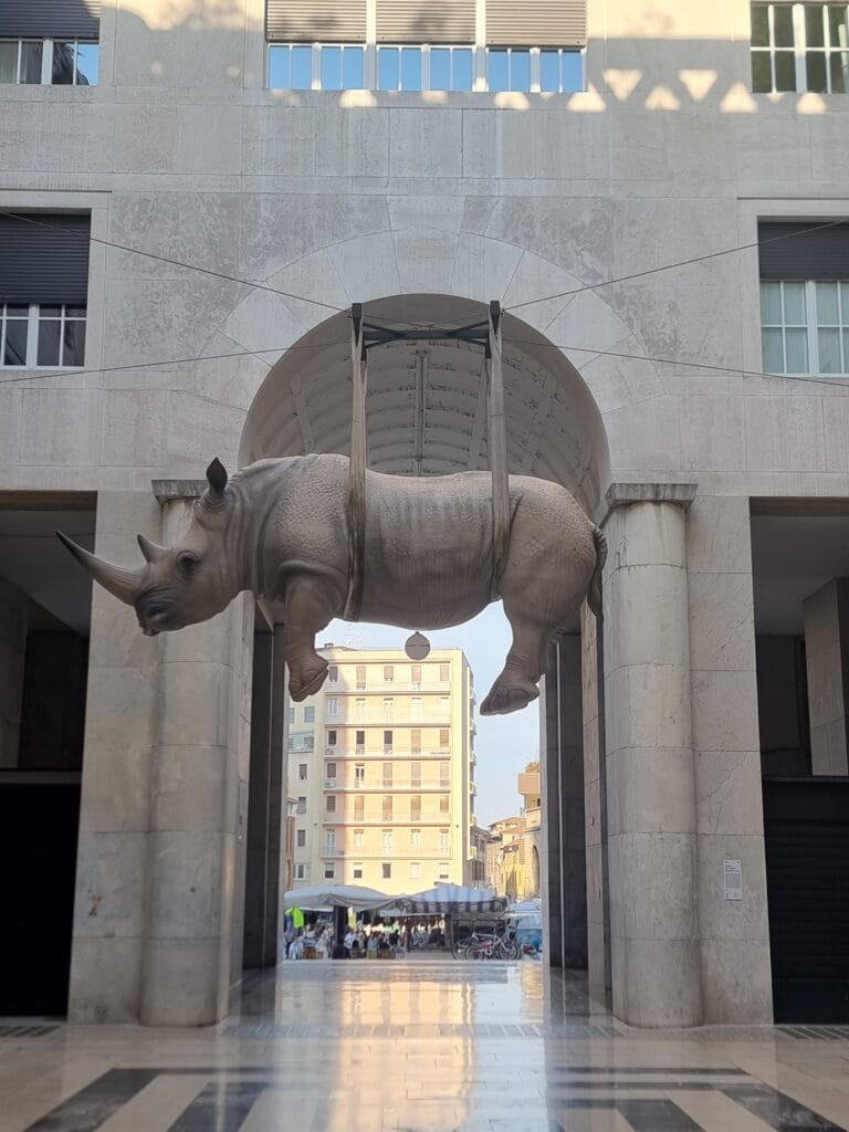 Il rinoceronte sospeso a Brescia