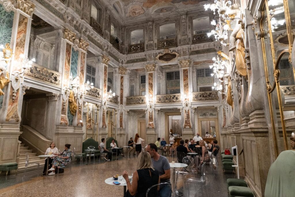 Il bar affrescato del Teatro Grande a Brescia