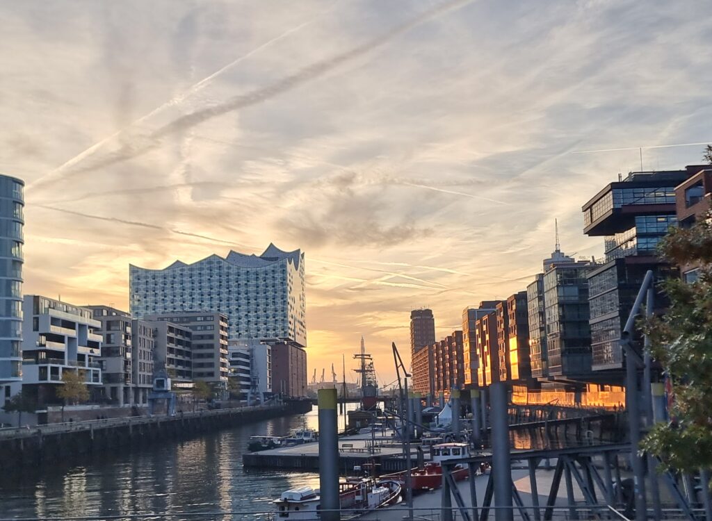 Amburgo - I canali della Speicherstadt e l'Elbphilharmonie sullo sfondo