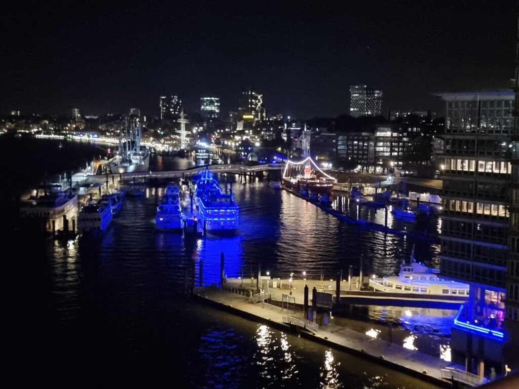 Vista notturna di Amburgo sul fiume Elba