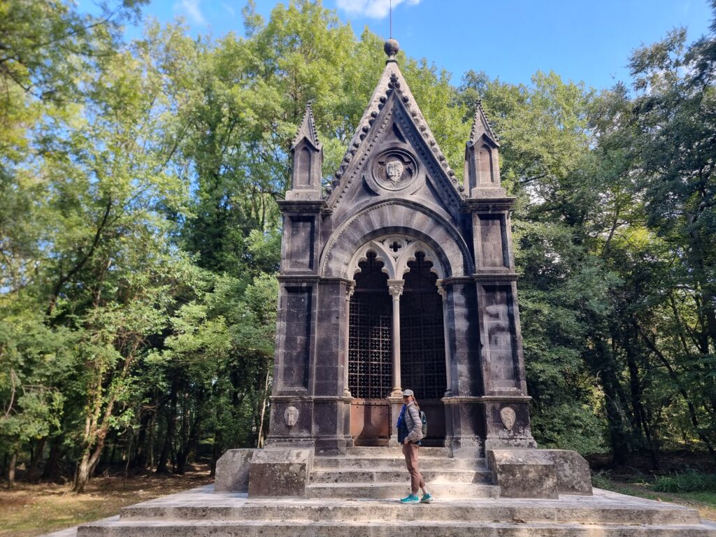 Il Bosco del Sasseto con la tomba del marchese Cahen